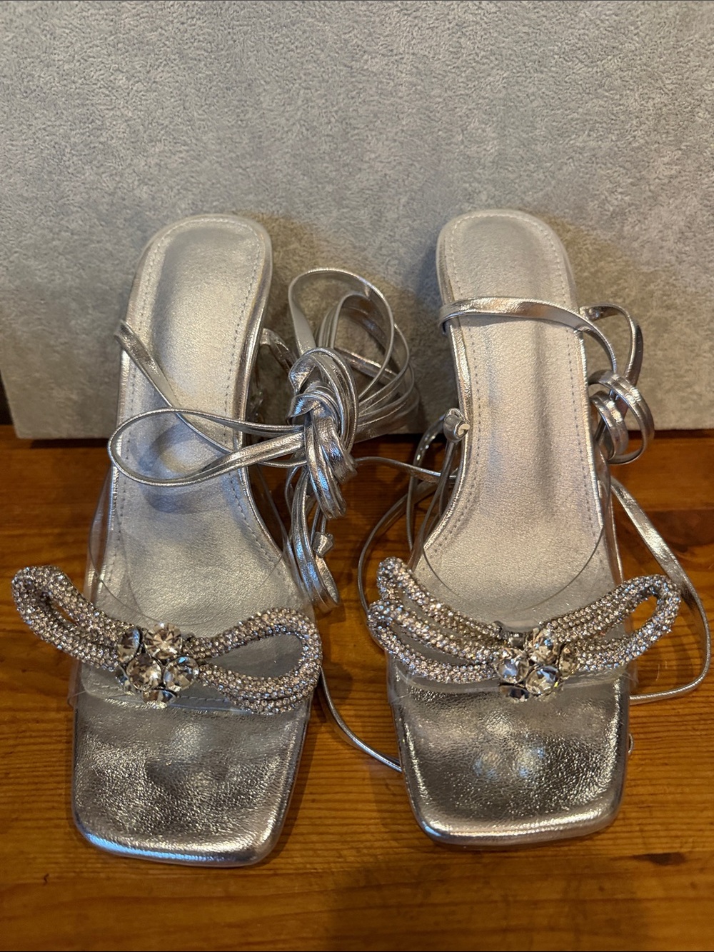 NWT Silver Rhinestone Bow Crystal Block Heel Sandals Size 6